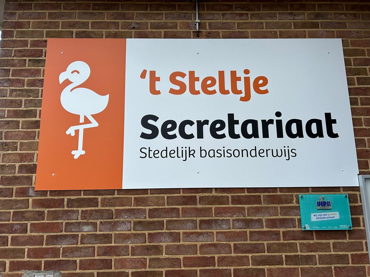 Bryan Mues (VB) hekelt nieuwe schoolreglement: “Hoofddoeken welkom in lagere school, onder het mom van neutraliteit”