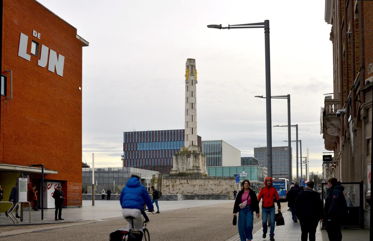 Vlaams Belang tegen heraanleg Martelarenplein: “Eerst gevaarlijke busperrons aanpakken”