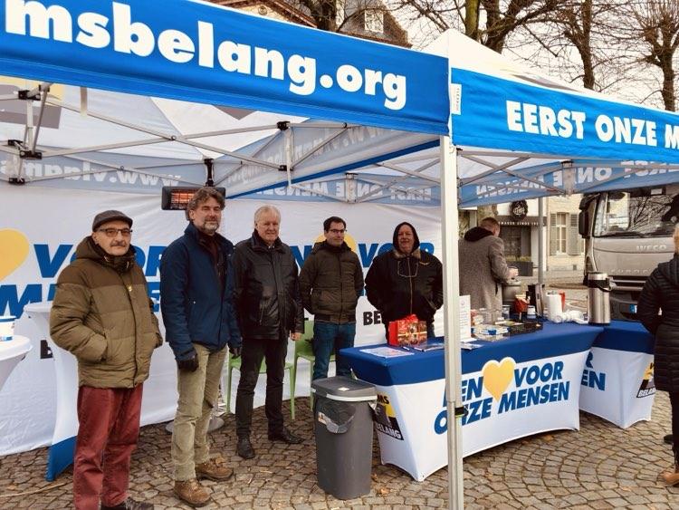 Vlaams Belang deelt soep uit voor het goede doel in Maaseik. 
