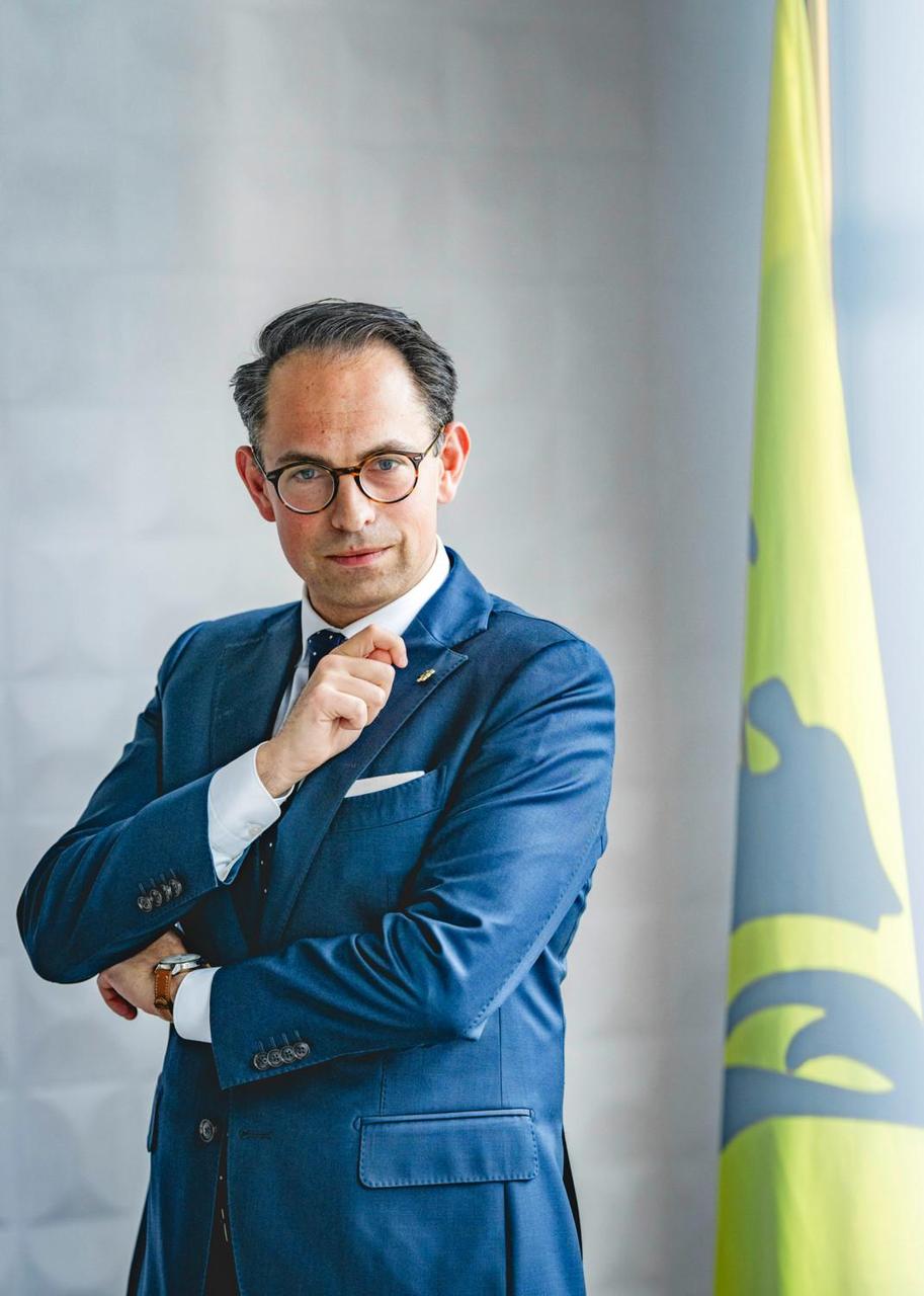 Tom Van Grieken (Vlaams Belang) schiet met scherp: “Wat is het verschil nog tussen De Wever en Verhofstadt?”