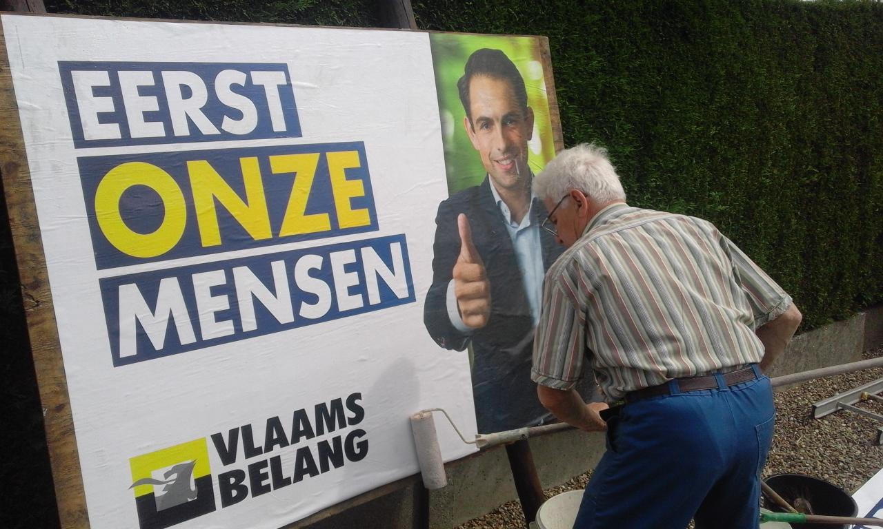 Militanten maken verkiezingsborden klaar