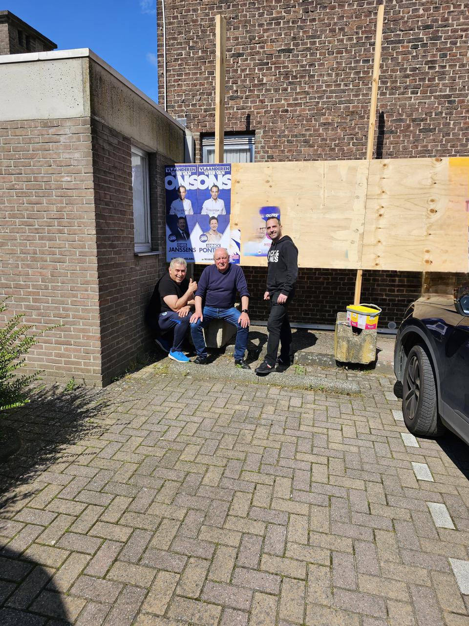 Sprekende affiches met Tom Van Grieken nu ook op de Hasseltse aanplakborden te zien.