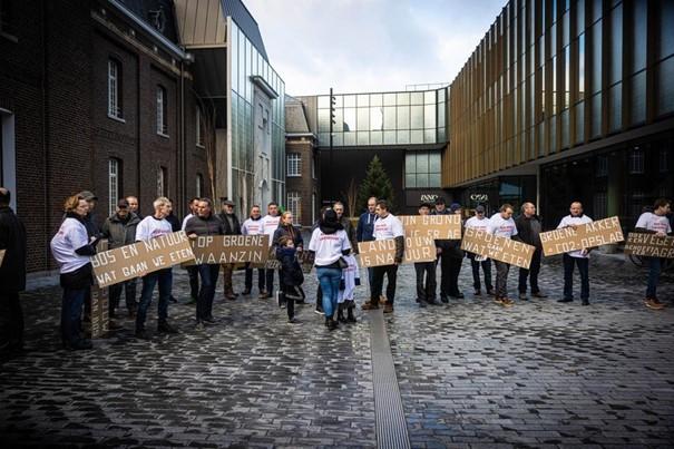 Boerenprotest in Hasselt: alweer landbouwgrond die dreigt te verdwijnen.