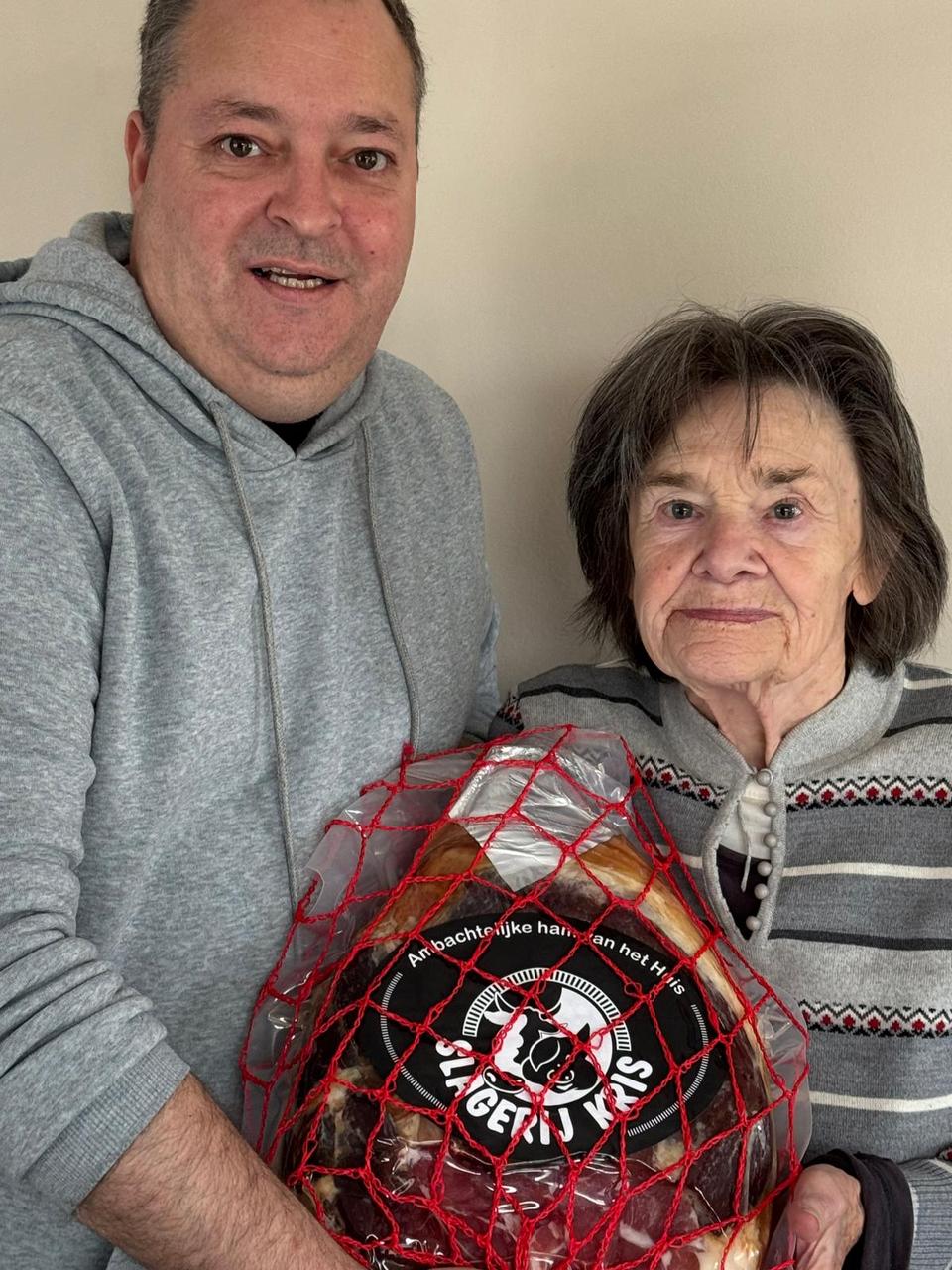 Geslaagde tombola op ons eetfestijn: Leopoldina Cummins raadt bijna exact gewicht beenhesp