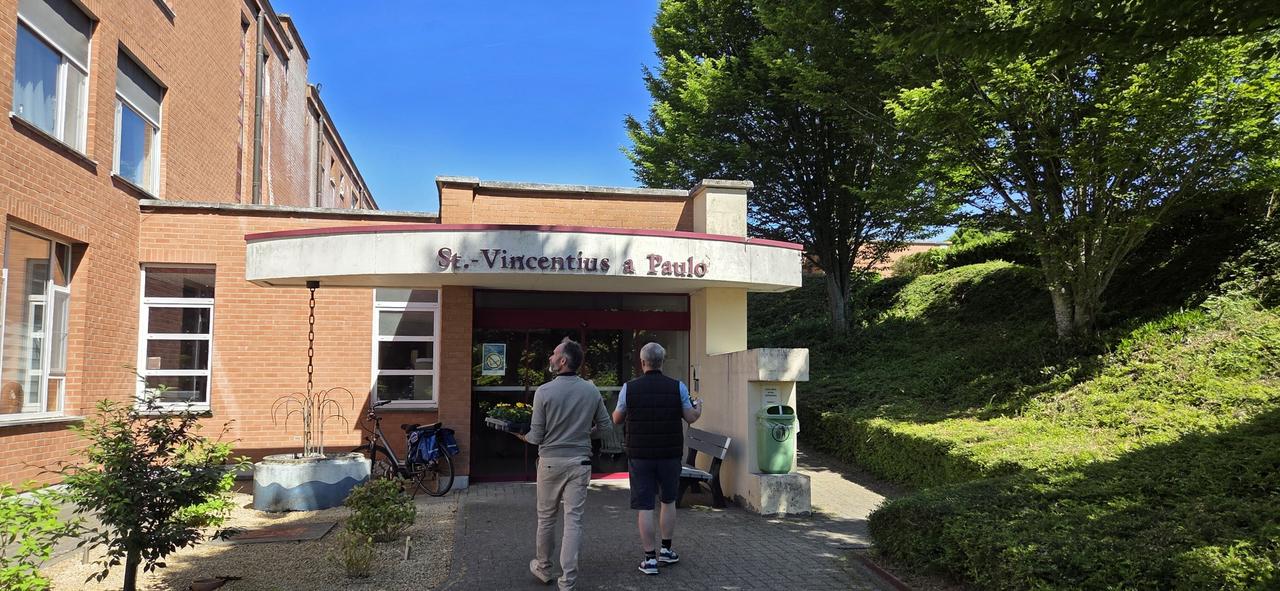 Een bloemetje voor elke mama: Vlaams Belang Erpe-Mere viert Moederdag