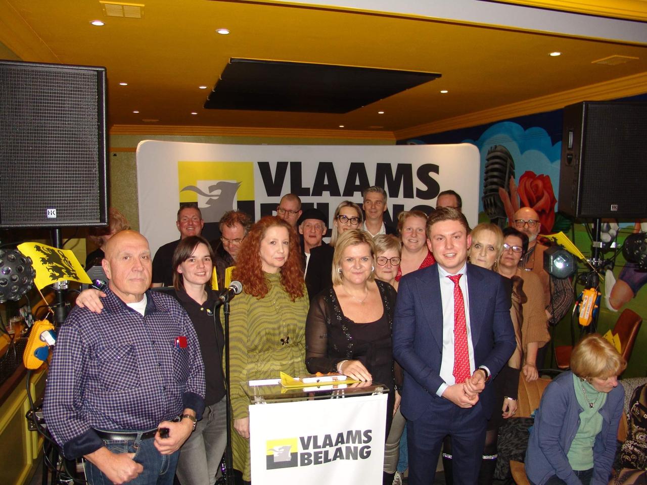 Vlaams Belang nieuwjaarsreceptie in een vol café in Brakel