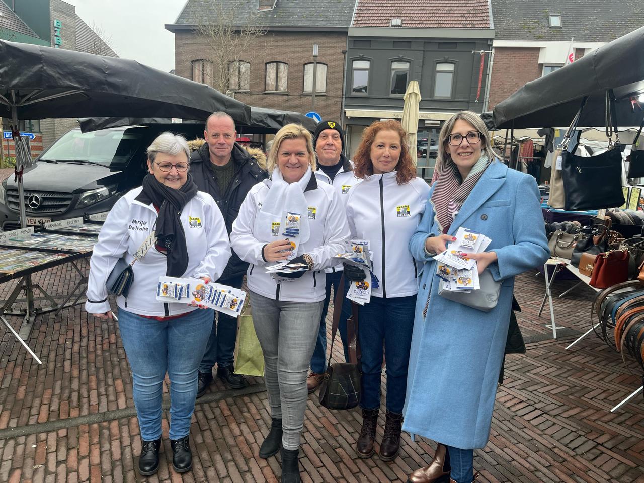 Vlaams Belang Brakel voert actie op de woensdagmarkt: "Een hart voor onze mensen"