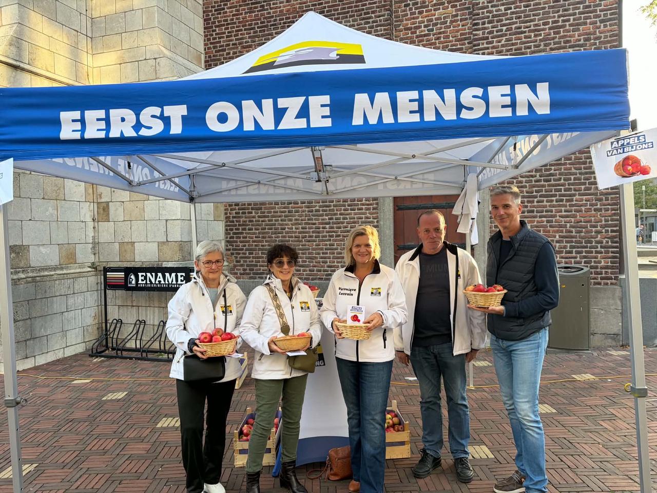 Vlaams Belang Brakel deelt 80 kilo appels uit op de markt