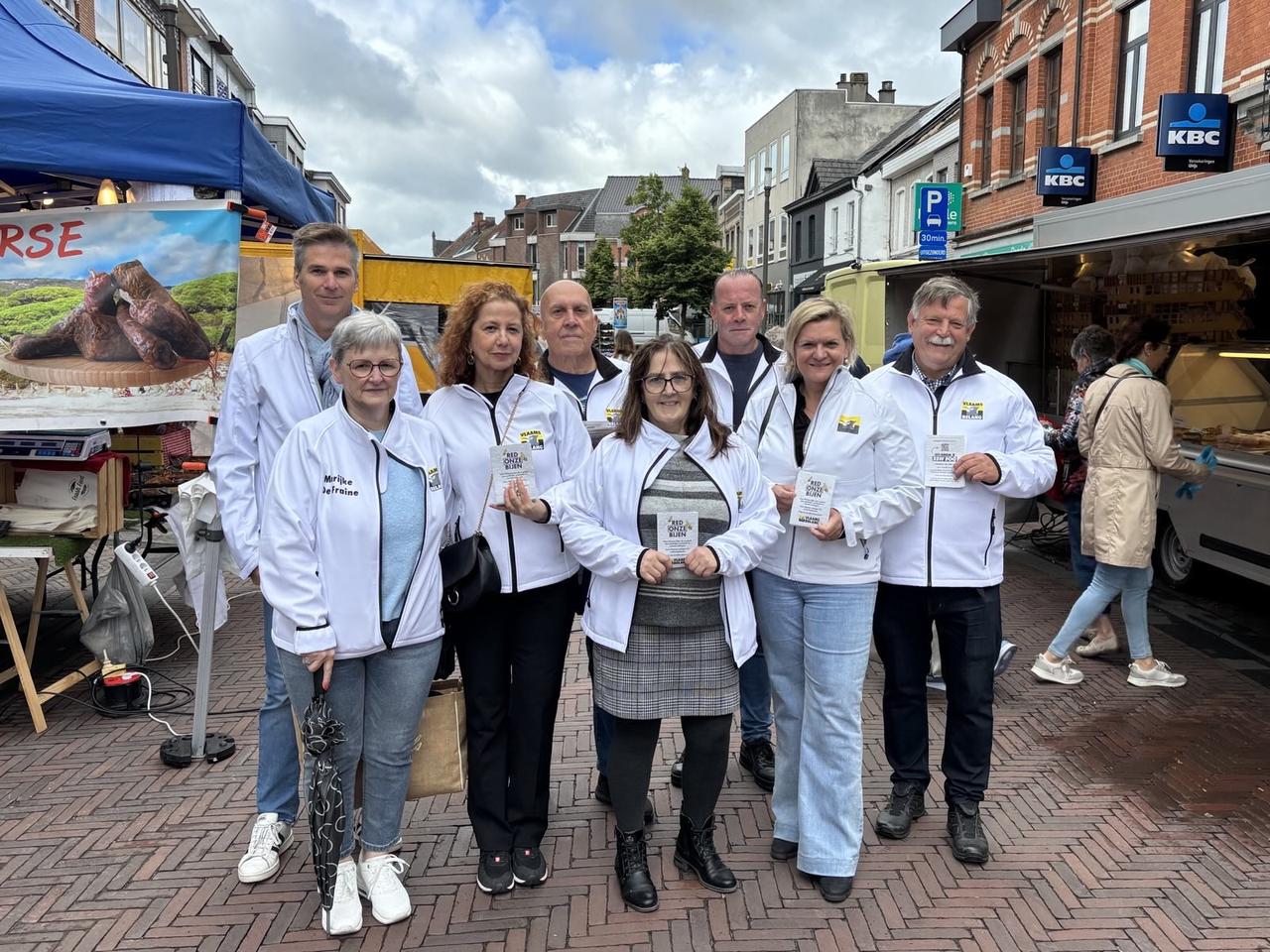 Vlaams Belang Brakel deelt bloemenzaadjes uit tijdens de Week van de Bij