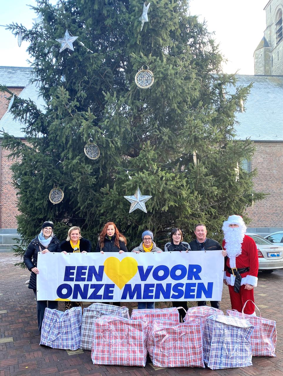 Vlaams Belang schenkt dertig kerstpakketten aan alleenstaanden en gezinnen.