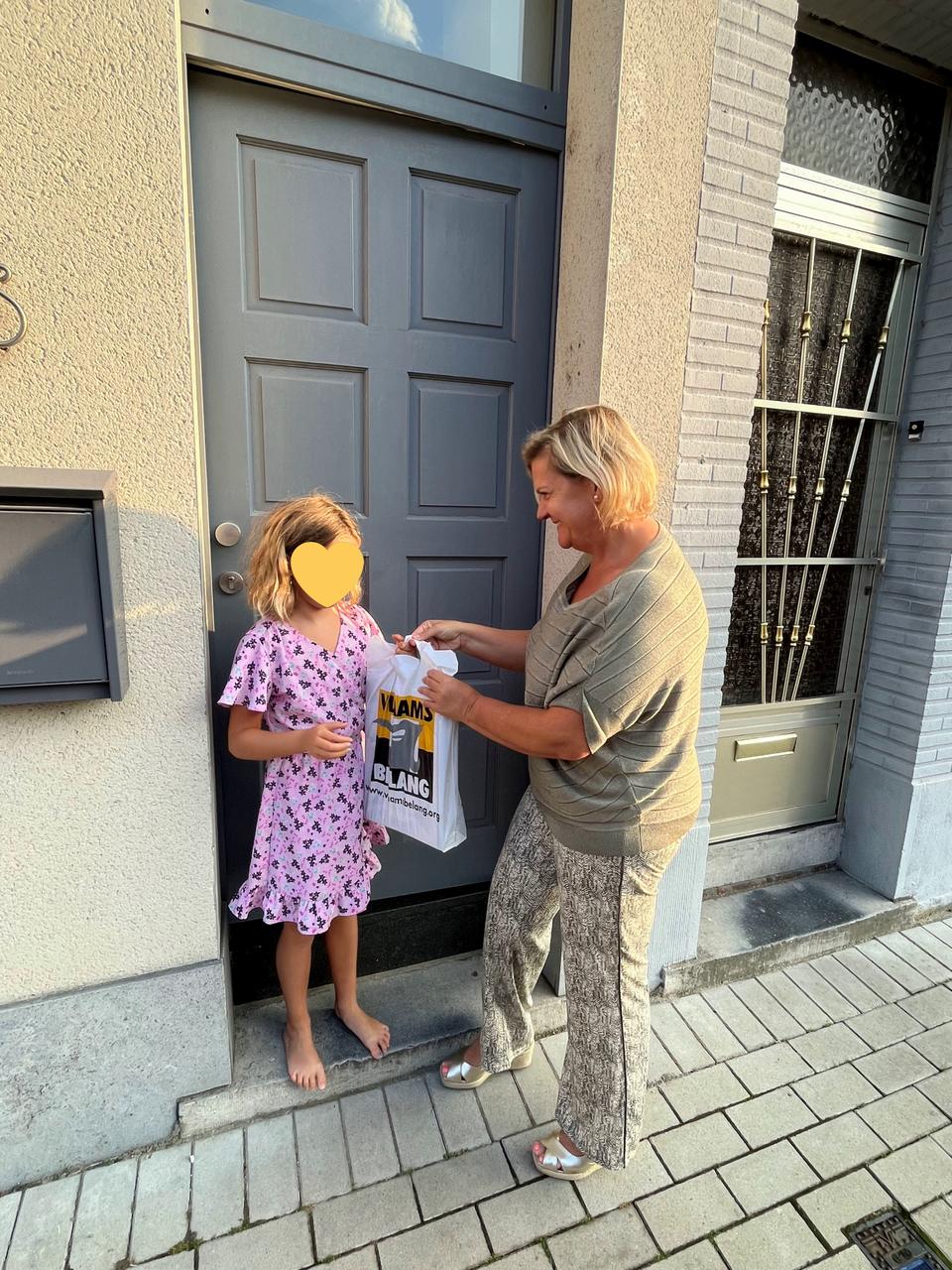 Vlaams Belang Brakel schenkt 35 schoolpakketten aan Brakelse gezinnen