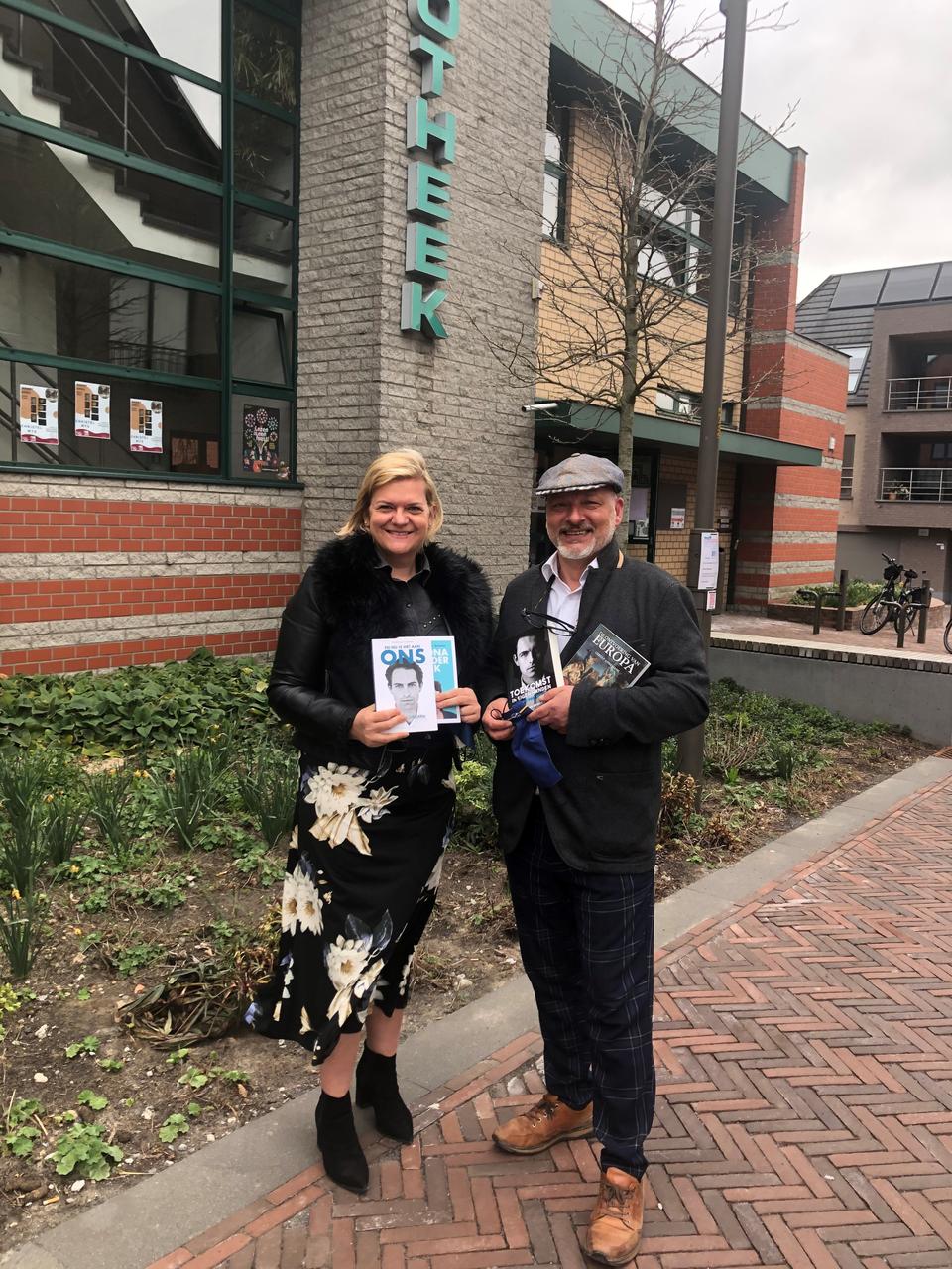 Vlaams Belang schenkt boeken aan bibliotheek