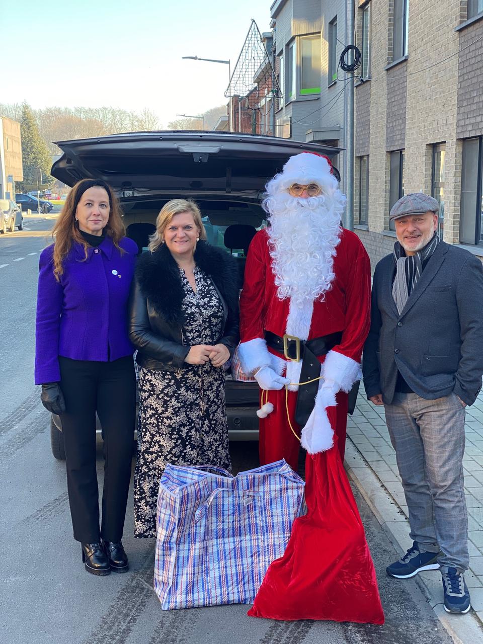 Vlaams Solidair Brakel schenkt twintig kerstpakketten aan alleenstaanden en gezinnen.