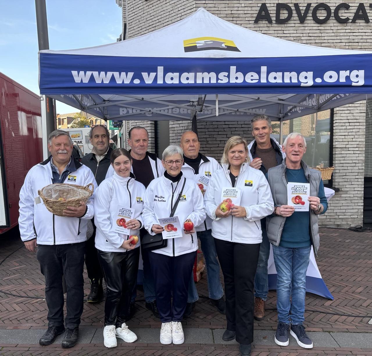Vlaams Belang Brakel deelde lokale appels uit op de markt