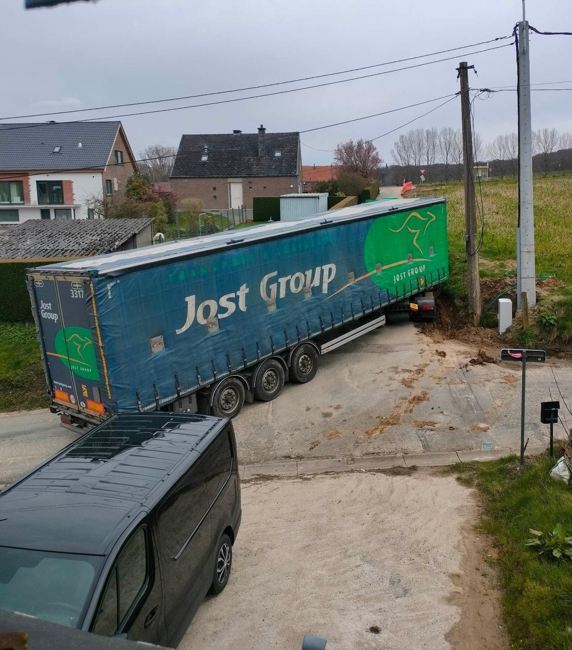 Vrachtwagens rijden zich vast op smalle wegen in Opbrakel