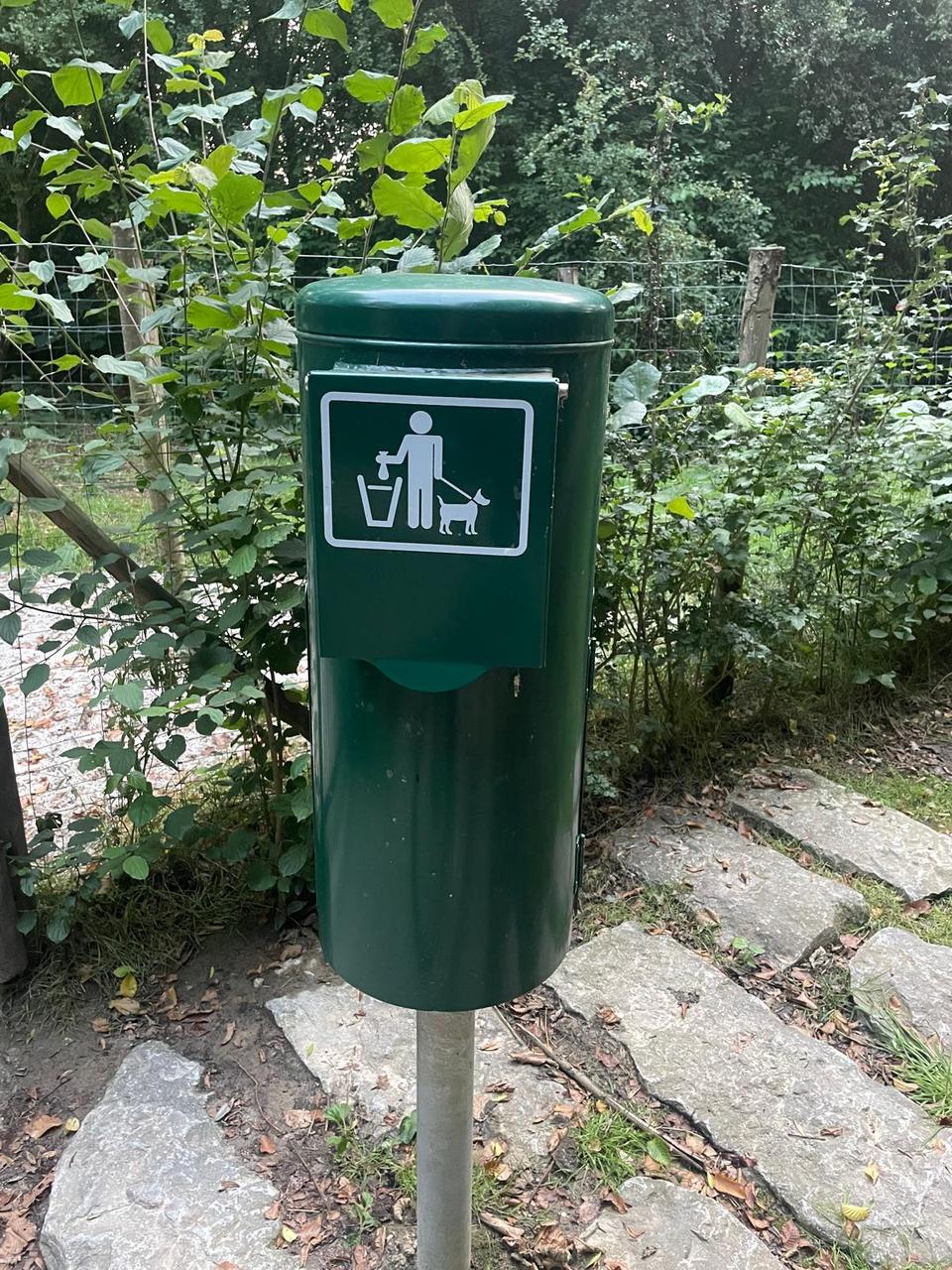 Geen misverstand: deze vuilbak is hondvriendelijk!