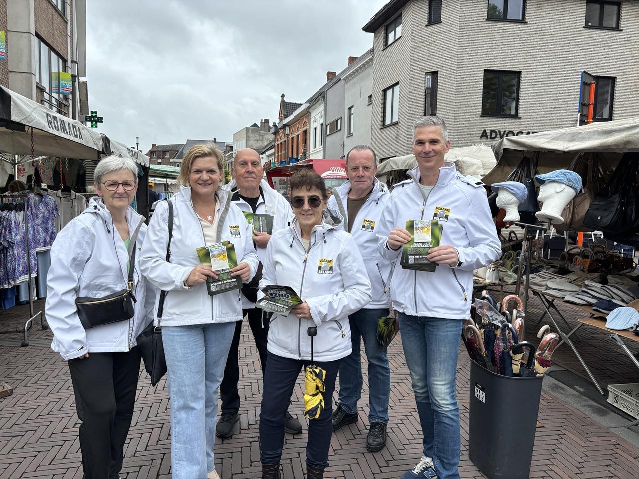 Vlaams Belang Brakel deelt bloemzaadjes uit: "Bijen redden begint lokaal"