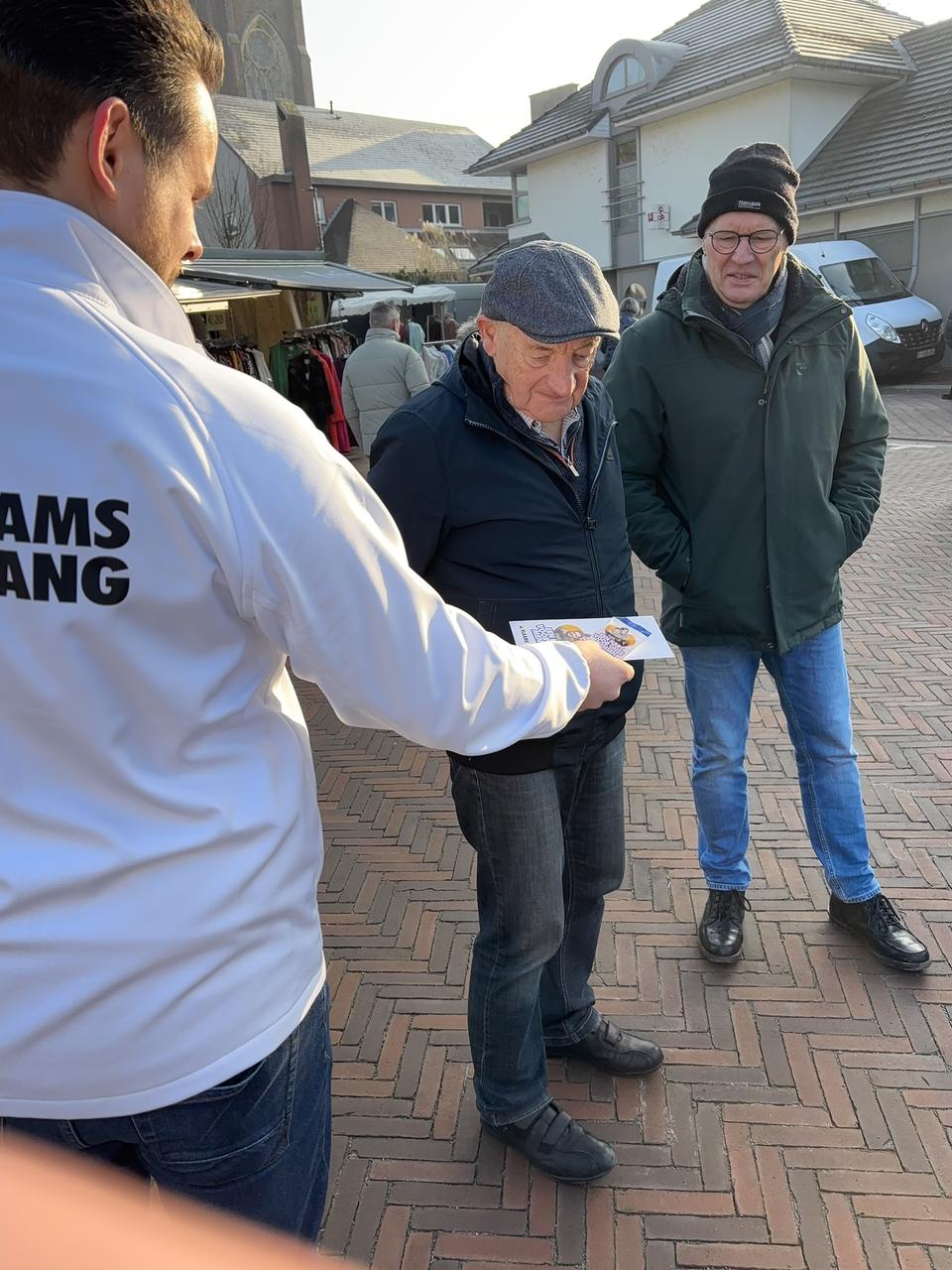 HLN (14-02-2025): 'Vlaams Belang houdt valentijnsactie ‘Een hart voor onze mensen’ op Haaltertse markt'