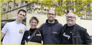 Vlaams Belang knuffel dag op wekelijkse markt in Oudenaarde