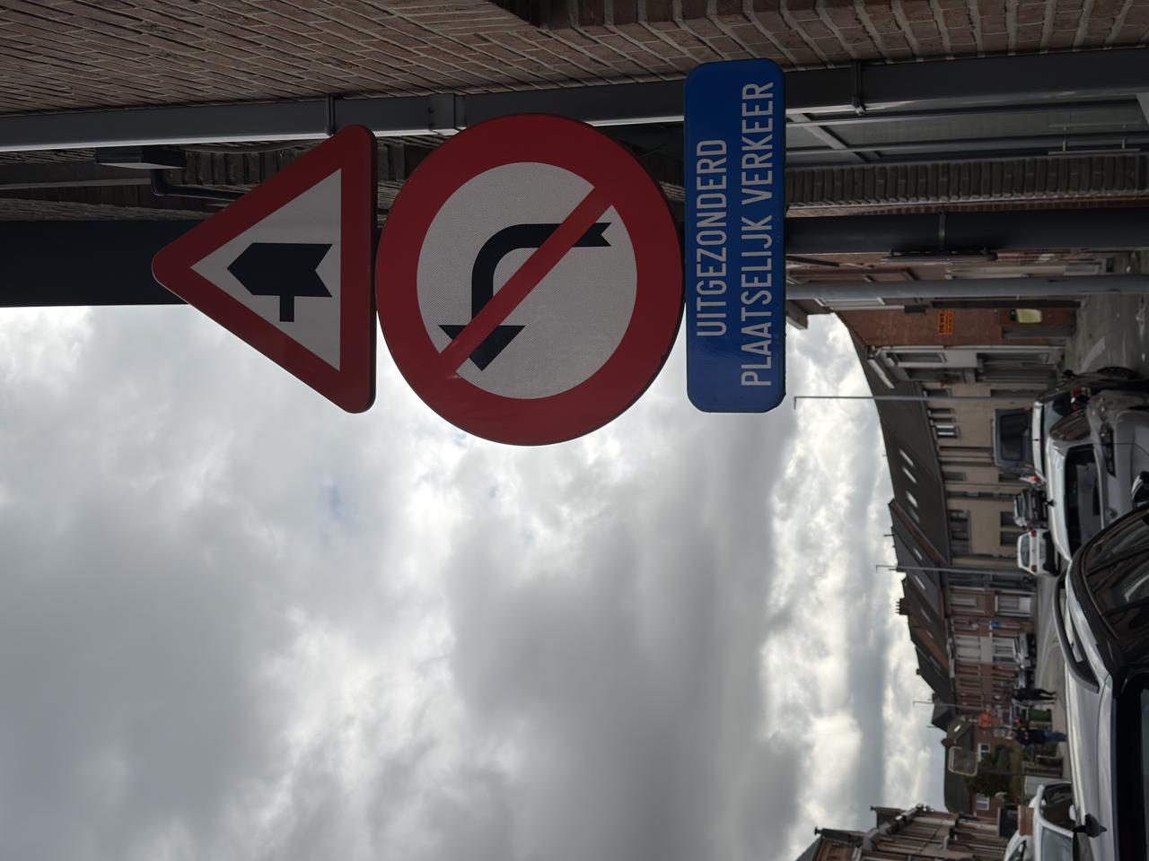 Hoogkamerstraat: Verkeersborden gewijzigd zonder specifieke verkeersmetingen als basis.