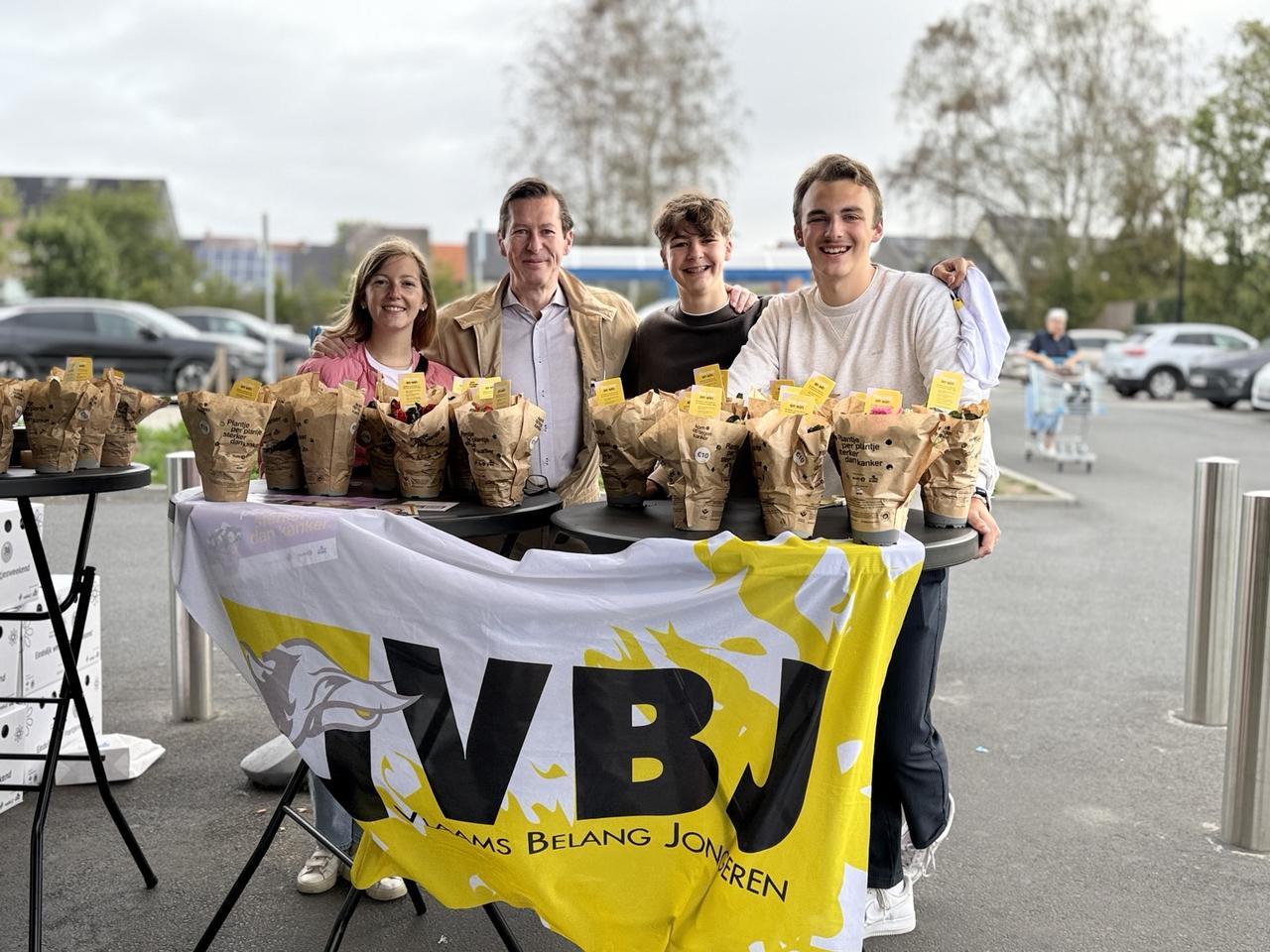 Vlaams Belang Jongeren verkopen azalea’s voor Kom op tegen Kanker