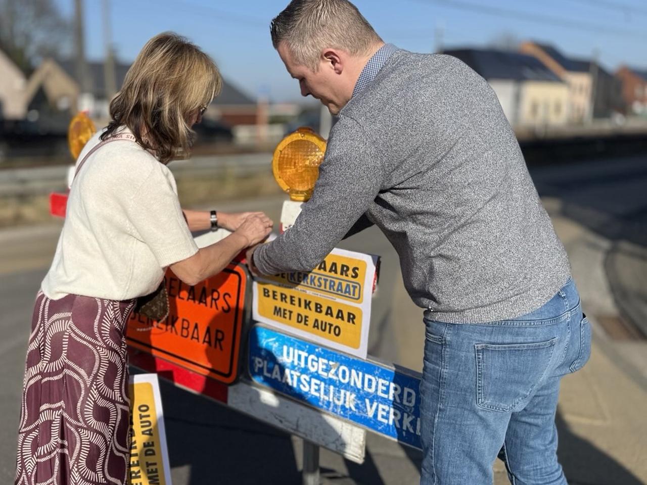 “Handelaars Kerkstraat bereikbaar met auto”: Actievoerders plaatsen extra infobord aan signalisatie werken