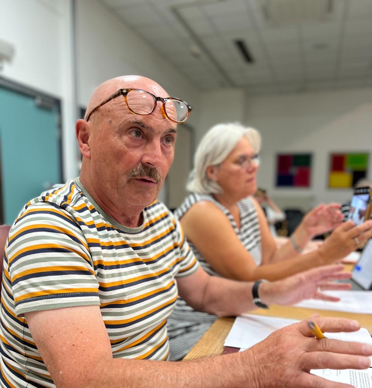 Leeuwenvlaggen op de gemeenteraad