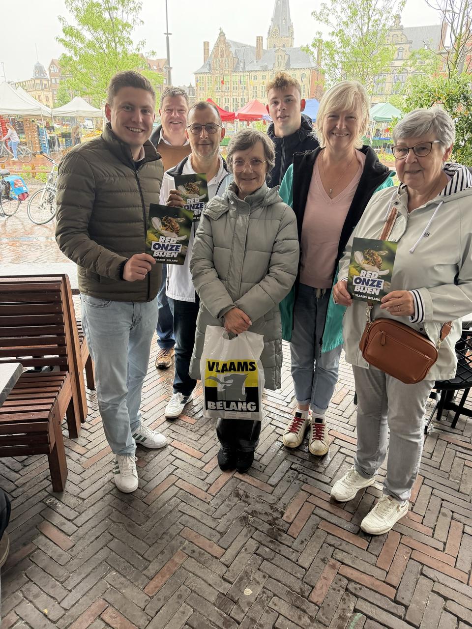 Bijen in de kijker met bloemenactie op de markt