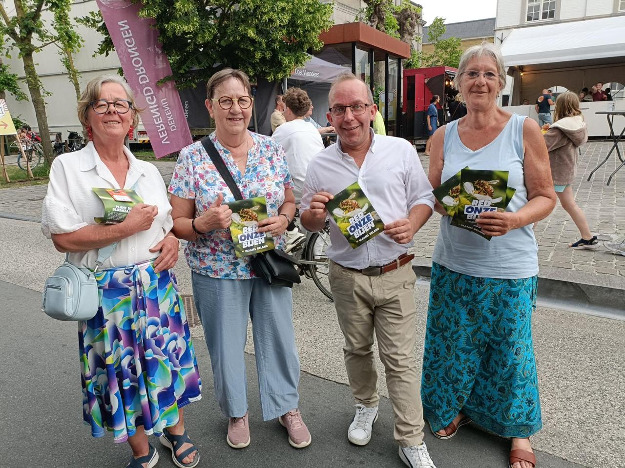 Vlaams Belang Gent vraagt aandacht voor bijen met bloemenactie