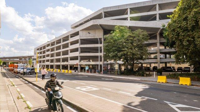 Meer dan helft van parkeerplaatsen in Blaesstraat en Harmoniestraat verdwijnt: “asociaal en dogmatisch”
