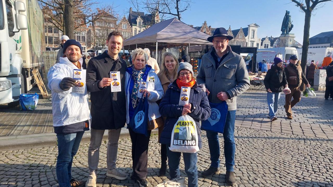 Vlaams Belang deelt hart-snoepjes uit aan Vrijdagsmarkt: “Een hart voor onze mensen”