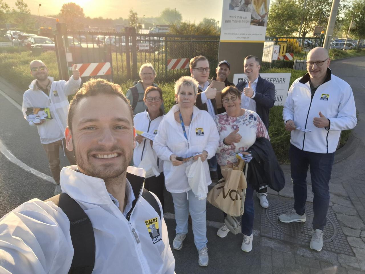 Vlaams Belang Gent voert actie aan fabriekspoort IVAGO voor Dag van de Arbeid
