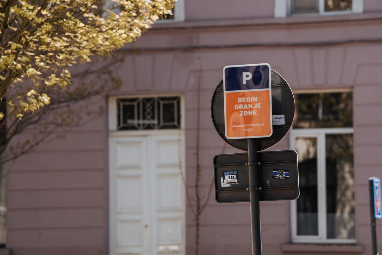 Parkeerplekken verdwijnen als sneeuw voor zon: “Stop deze waanzin”