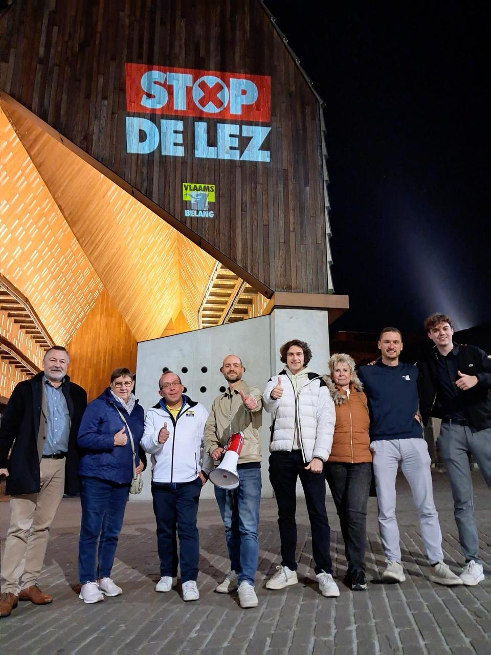 Vlaams Belang Gent voert actie tegen asociale LEZ en projecteert anti-LEZ slogans op stadhuis