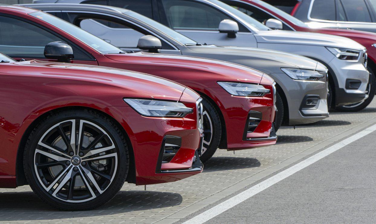 “Gratis parking elektrische wagens paars-groene cadeau voor elite”