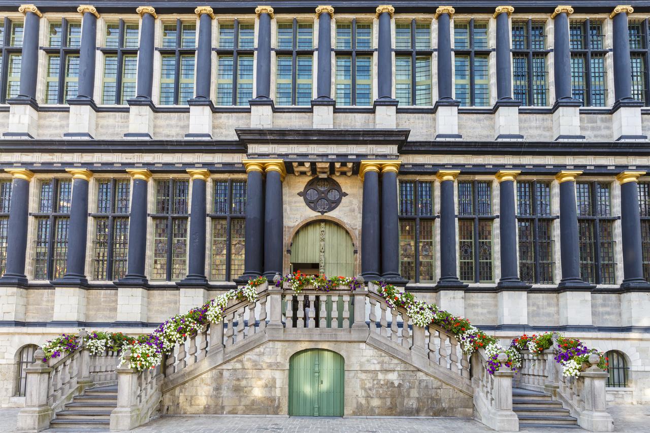 Vlaams Belang wil twee schepenen afschaffen en besparen op het politiek systeem