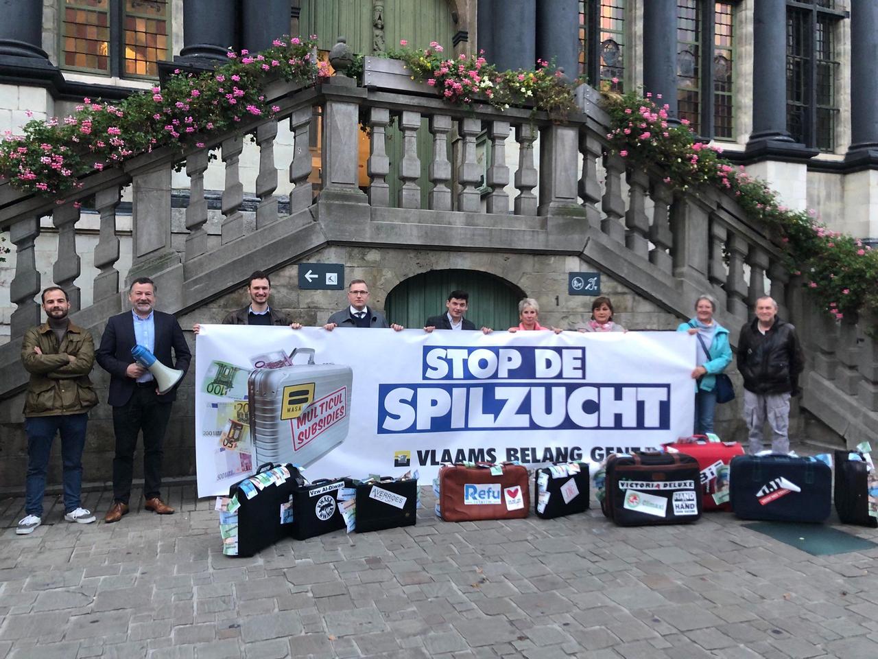 Vlaams Belang voert met koffers nepgeld actie aan stadhuis Gent tegen miljoenensubsidies