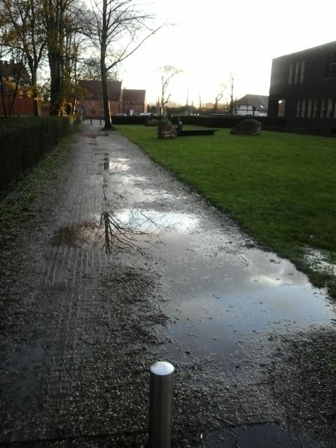 Laarzen nodig om gemeentehuis te bereiken