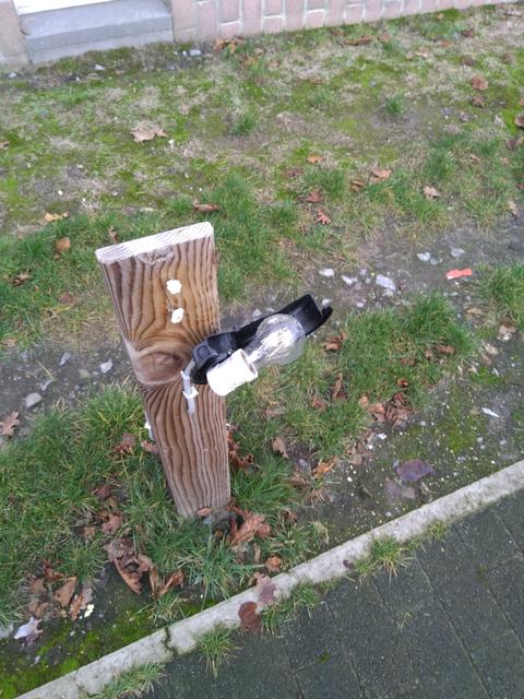 Vandalisme op 'Schoolwegelken' in Oosteeklo