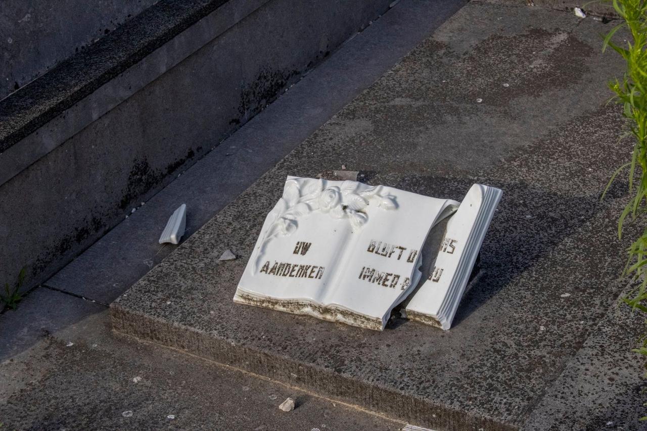 Vlaams Belang vraagt aanpak vandalisme op begraafplaatsen