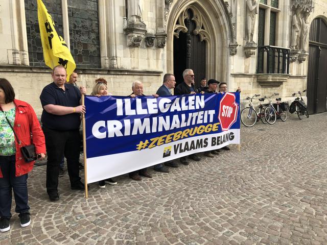 Illegalenproblematiek in Zeebrugge - Vlaams Belang voert actie bij aanvang gemeenteraad