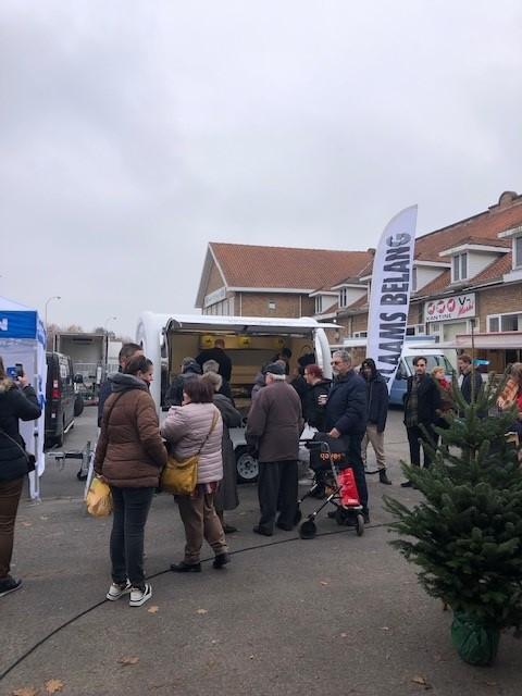 Vlaams Belang Brugge deelt soep uit en steunt goede doelen