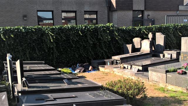 Safe House, doorgangshuis en/of kraakpand ? Illegalen op het kerkhof te Jabbeke & Varsenare !