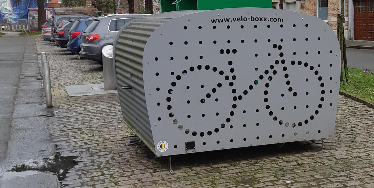 Maak je fiets niet vast aan een verkeersbord/paal!!