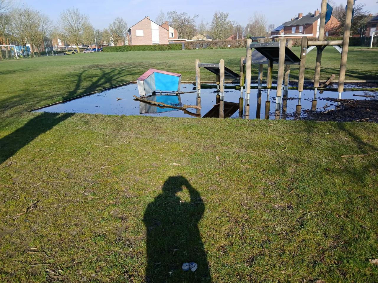 Speelplein Biezenstraat is meer een moeras... Oplossing in aantocht op onze vraag!