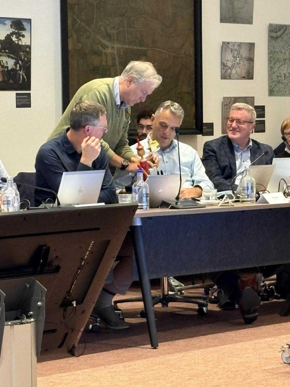 Vlaams Belang overhandigt Pinokkio aan schepen Delrue