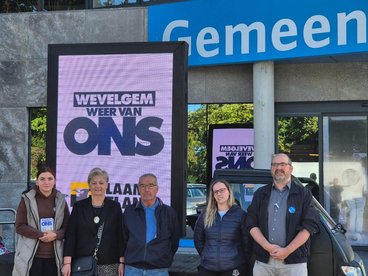 Vlaams Belang Wevelgem trapt campagne af met marktactie en LED-reclamewagen