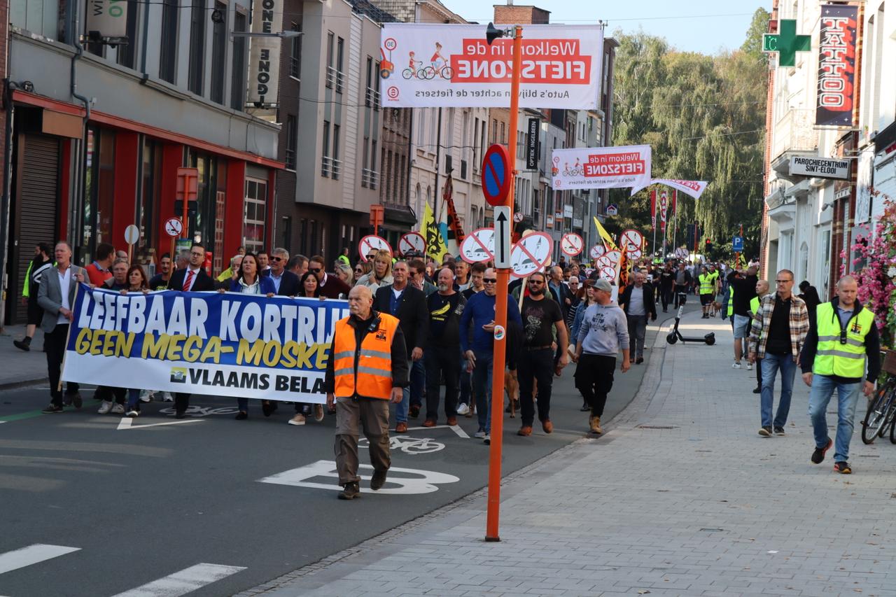 VB vecht vergunning moskee aan