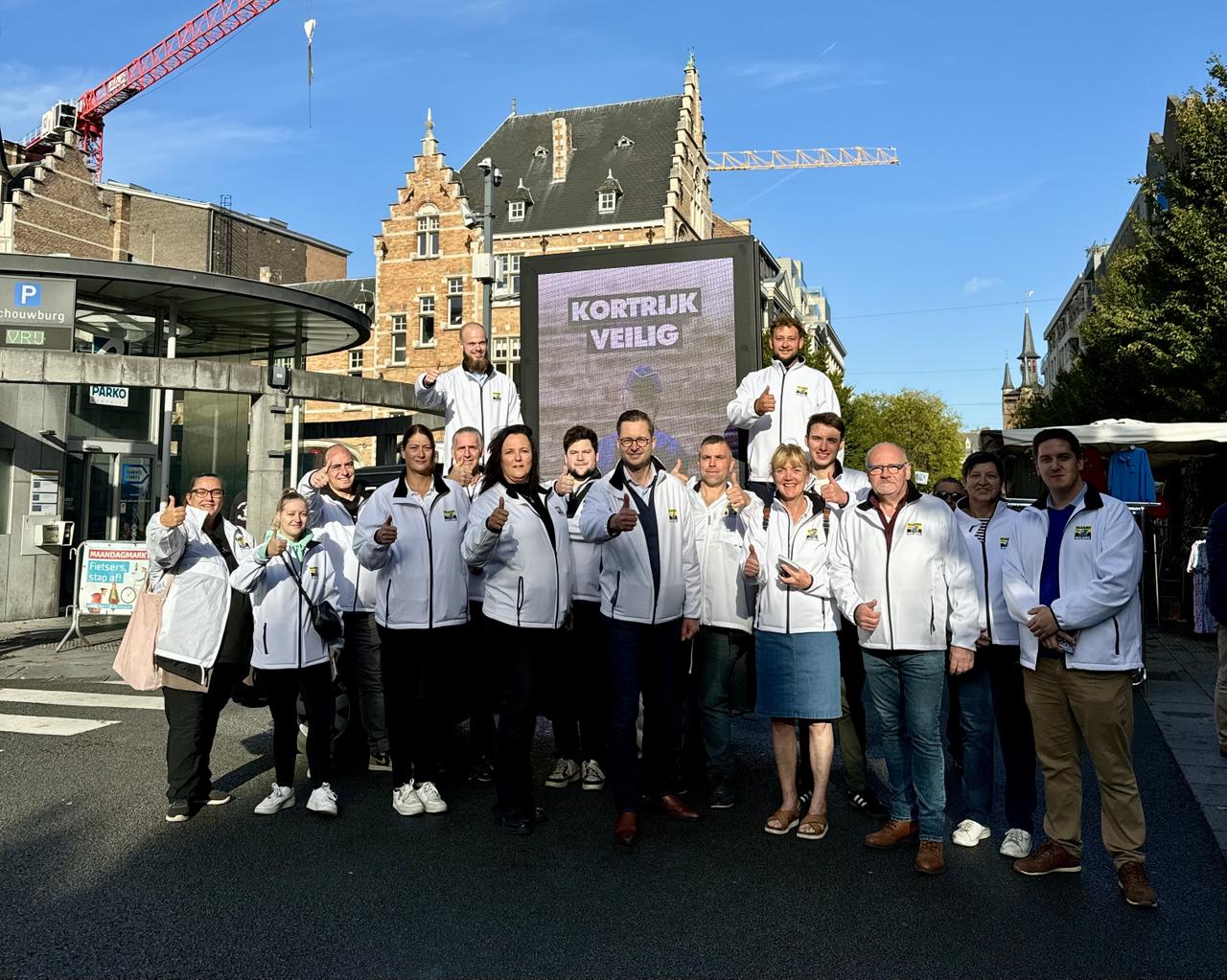 Vlaams Belang voert met LED-reclamewagen campagne in Kortrijk