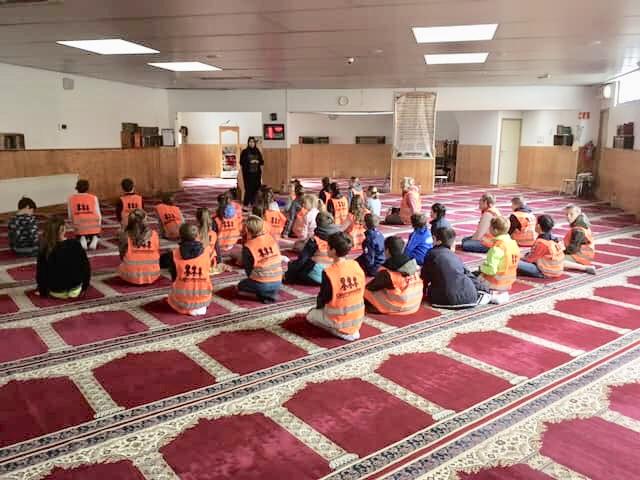 Schoolkinderen knielen voor islam